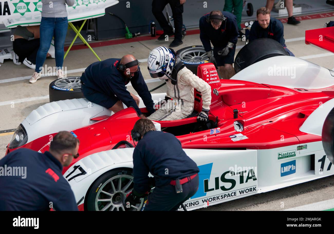 Die Pit Crew hilft beim Wechsel von Fahrer und Reifen eines Dallara/Oreca D0-05 während des Masters Endurance Legends Race beim Silverstone Festival 2023 Stockfoto