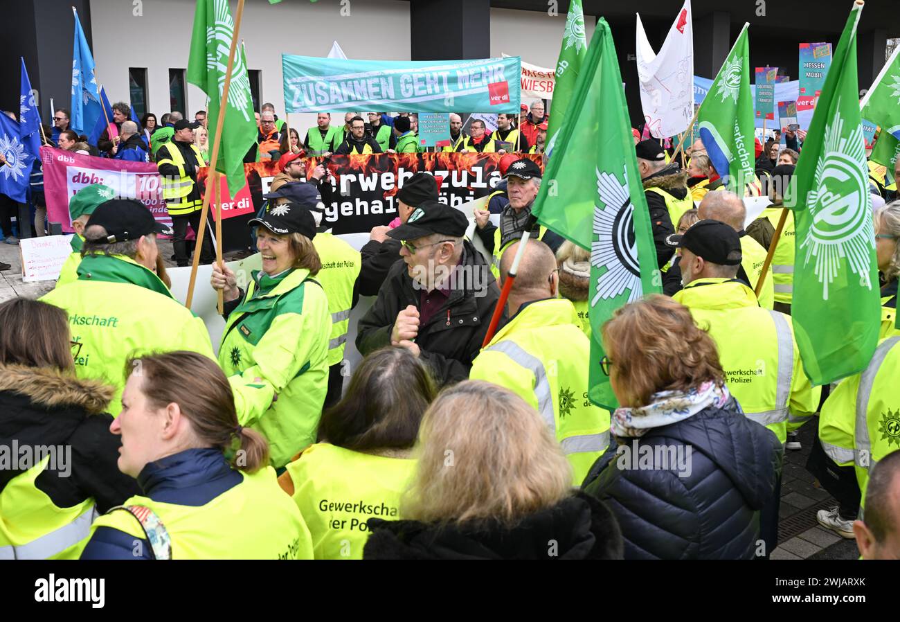 Wiesbaden, Deutschland. Februar 2024. Mitarbeiter des öffentlichen Dienstes in Hessen demonstrieren vor dem Innenministerium zu Beginn der Tarifverhandlungen. Für alle anderen bundesländer ist bereits eine Tarifvereinbarung erzielt worden - jetzt beginnen auch in Hessen die Gespräche über mehr Geld für Staatsangestellte. Etwa 45.000 Menschen sind betroffen. Vermerk: Arne Dedert/dpa/Alamy Live News Stockfoto