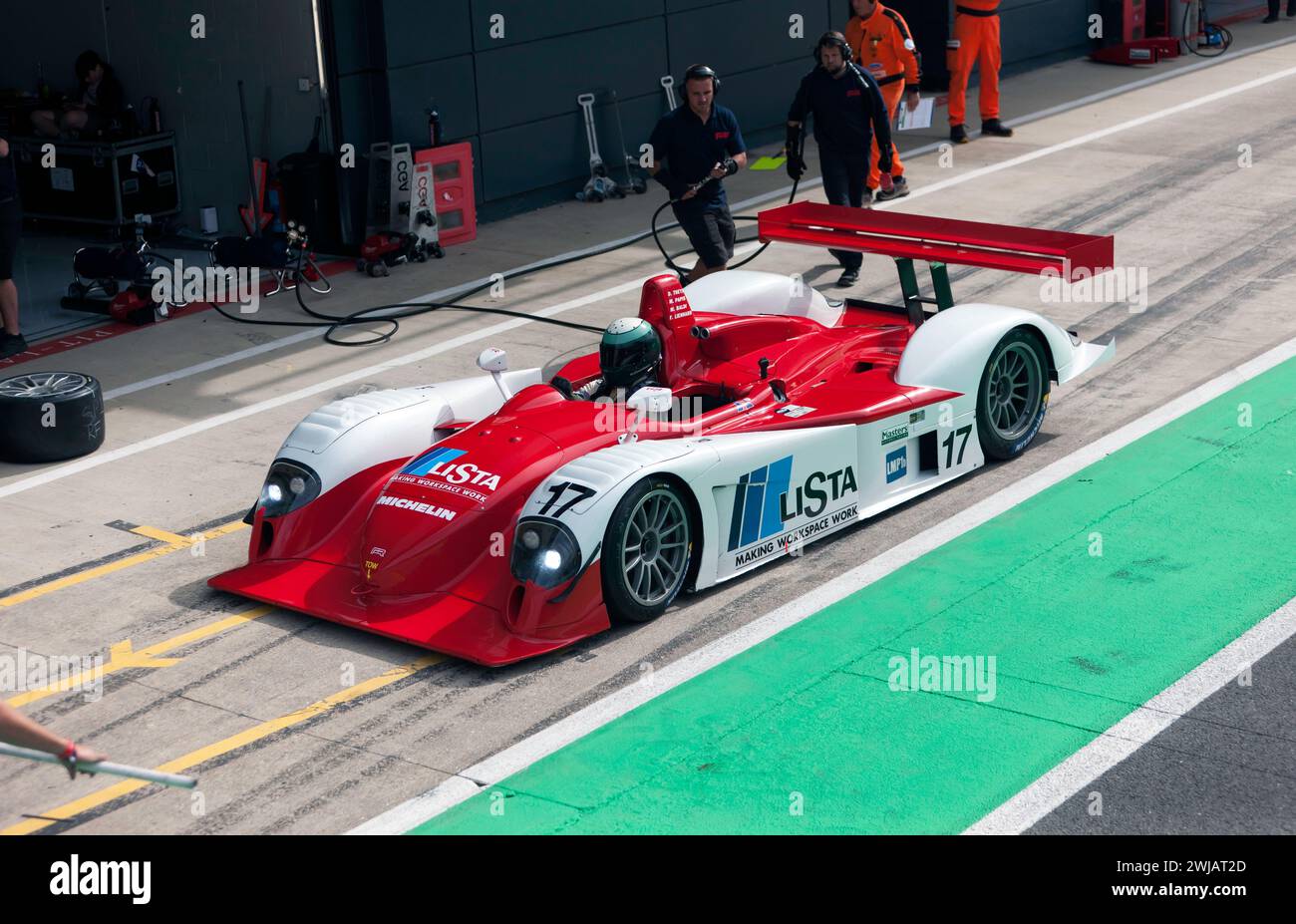 Die Red and White, 2002, Dellara/Oreca D0-05, aus Antione D’Ansembourg, kommt beim Masters Endurance Legends Race in Silverstone zum Pit Stop Stockfoto