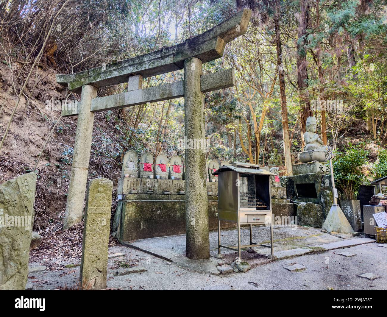 Das Torii-Tor am Taisanji-Tempel in Matsuyama, Präfektur Ehime, Japan Stockfoto