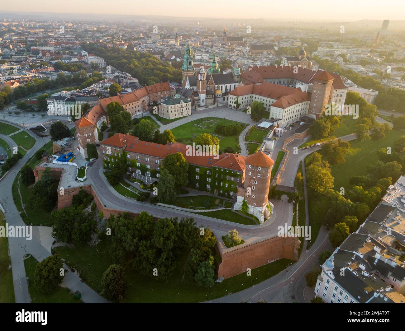 Wunderschönes Luftbild des Wawel-Schlosses und der Altstadt von Krakau in Polen. Gedreht an einem atemberaubenden Sommermorgen Stockfoto