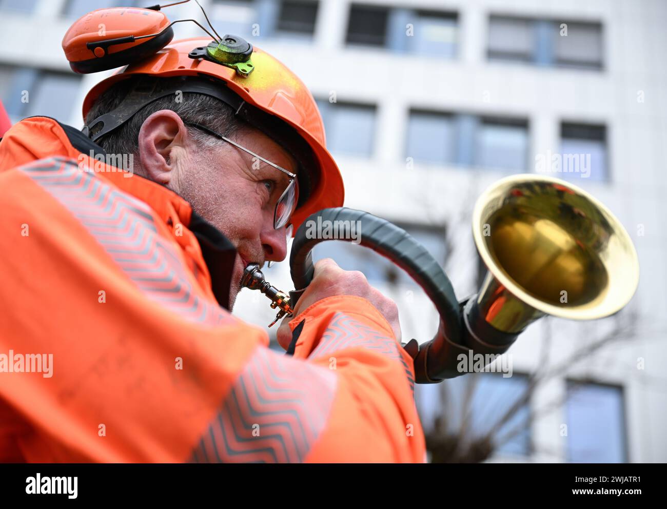 Wiesbaden, Deutschland. Februar 2024. Ein Mitarbeiter von Hessen Forst bläst bei einer Demonstration von Mitarbeitern des öffentlichen Dienstes in Hessen zum Beginn der Tarifverhandlungen vor dem Innenministerium ein Jagdhorn. Für alle anderen bundesländer ist bereits eine Tarifvereinbarung erzielt worden - jetzt beginnen auch in Hessen Gespräche über mehr Geld für die Landesangestellten. Etwa 45.000 Menschen sind betroffen. Vermerk: Arne Dedert/dpa/Alamy Live News Stockfoto