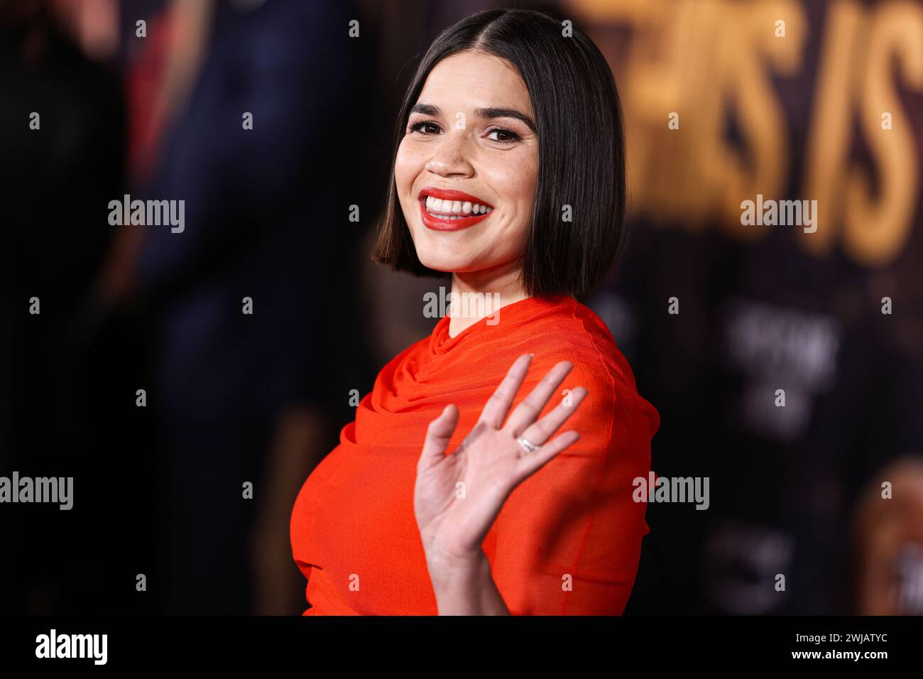 HOLLYWOOD, LOS ANGELES, KALIFORNIEN, USA - 13. FEBRUAR: America Ferrera kommt zur Los Angeles Premiere von Amazon MGM Studios' This Is Me... Now: A Love Story', die am 13. Februar 2024 im Dolby Theatre in Hollywood, Los Angeles, Kalifornien, USA stattfindet. (Foto: Xavier Collin/Image Press Agency) Stockfoto