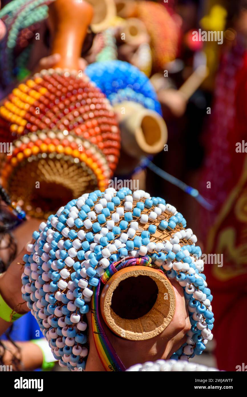 Eine Rassel afrikanischer Herkunft, genannt xereque, die von Sklaven nach Brasilien gebracht und in Samba, Karneval, Umbanda und Kerzenleuchter verwendet wird Stockfoto