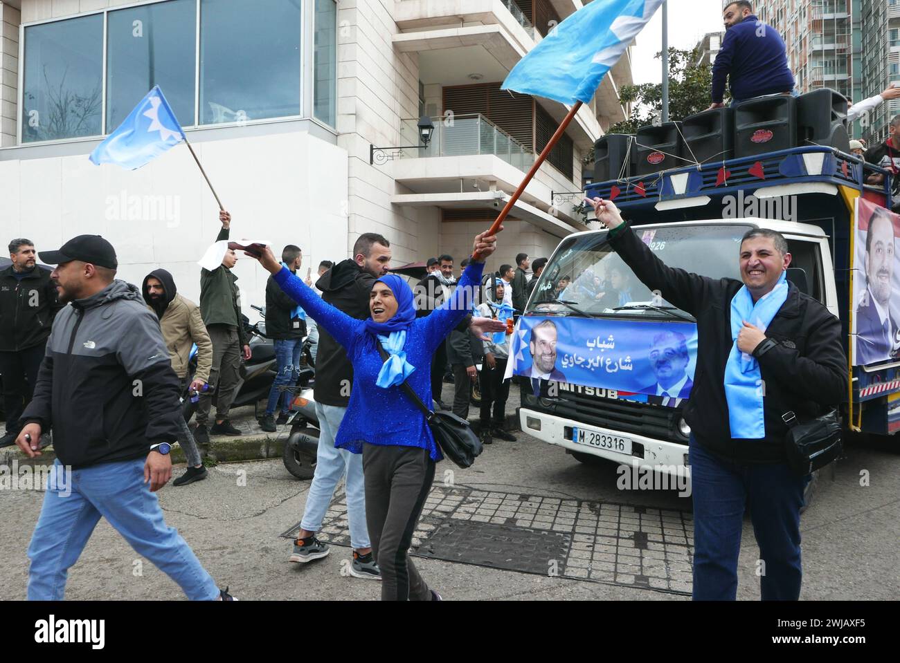 Beirut, Libanon. Februar 2024. Tausende von Menschen huldigen dem Schrein des ehemaligen sunnitischen muslimischen Premierministers Rafik Hariri am 19. Jahrestag seiner Ermordung in Beirut, Libanon, 14. Februar 2024. Jedes Jahr versammeln sich sein Sohn Saad, libanesische Persönlichkeiten und Unterstützer von Hariris Future Party auf dem Märtyrerplatz, um seiner Ermordung zu gedenken. Am 14. Februar 2005 wurde Hariri zusammen mit 22 Menschen durch eine Autobombe in der Innenstadt von Beirut getötet. (Foto: Elisa Gestri/SIPA USA) Credit: SIPA USA/Alamy Live News Stockfoto