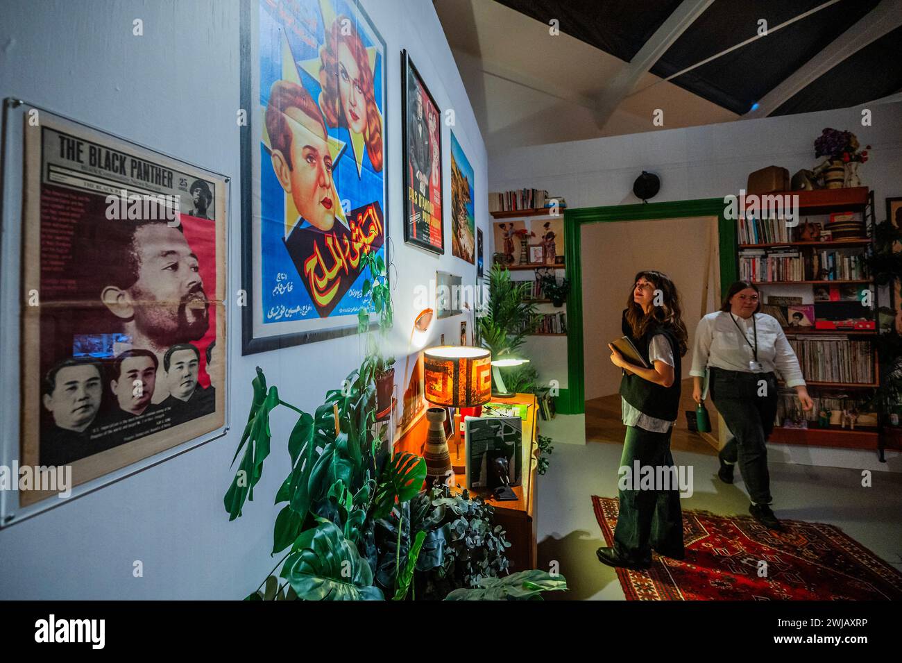 London, Großbritannien. Februar 2024. Way of Life, 2019 – „Dreams Have No Titles“ des französisch-algerischen Künstlers Zineb Sedira eine neue Ausstellung in der Whitechapel Galler. Ursprünglich für den französischen Pavillon auf der 59. Biennale in Venedig konzipiert - dies ist die britische Premiere. Die Ausstellung umfasst Performance, Musik, Tanz, Installation und Film und entfaltet sich in einer Reihe von immersiven Sets vom 15. Februar bis 12. Mai 2024. Guy Bell/Alamy Live News Stockfoto