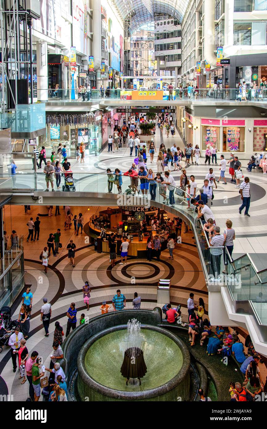 Das Innere des Cadillac Fairview Eaton Centre Shopping Mall, Toronto, Kanada Stockfoto