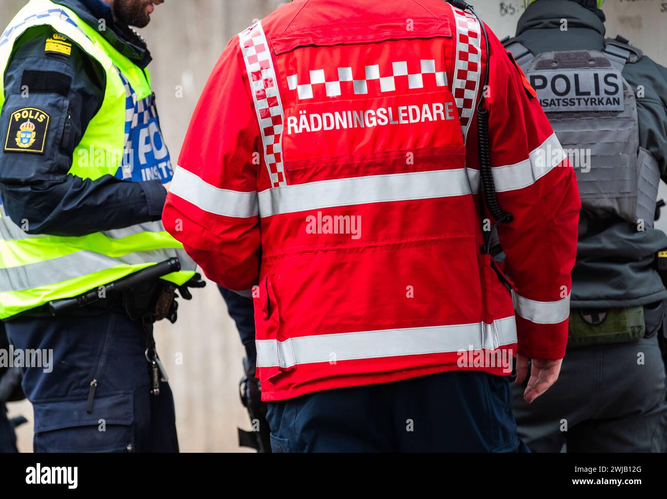 Von links: Ein Polizeikommandant, ein regionaler Rettungskommandant und ein Polizeibeamter einer regionalen Polizeieinsatztruppe. Stockfoto