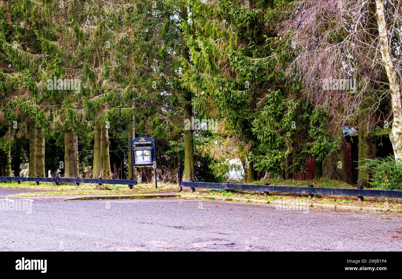 Dundee, Tayside, Schottland, Großbritannien. Februar 2024. Wetter in Großbritannien: Langweiliger Tag mit leichten Regenschauern im Dundee's Clatto Country Park. Der Park hat markant geformte Bäume und die Wälder bieten hervorragende Spaziergänge in der Natur. Das Ancrum Outdoor Centre nutzt das Reservoir für Wassersportarten, obwohl es manchmal Probleme mit Blaualgen gibt. Im Wasser leben viele Enten und Tauchvögel, viele Fische leben im sehr tiefen Wasser. Zu den Einrichtungen im Clatto gehören ein Wassersportzentrum, Spielplätze für Kinder, Picknick und Grillplatz. Quelle: Dundee Photographics/Alamy Live News Stockfoto