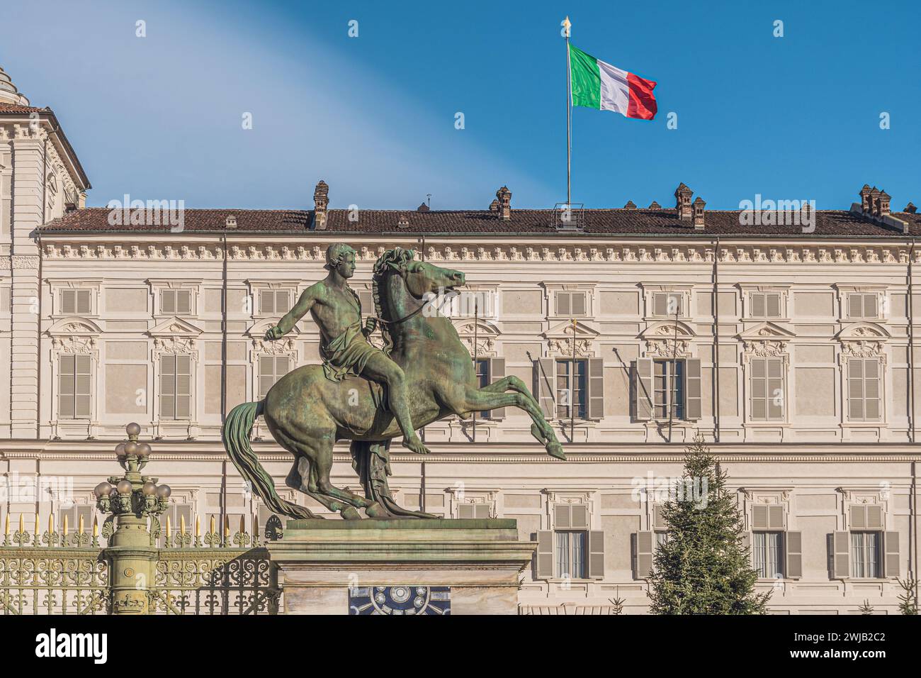 Piazza Castello und Königspalast von Turin, historischer Palast des Hauses Savoyen in der Stadt Turin in Norditalien, mit Menschen und Touristen Stockfoto