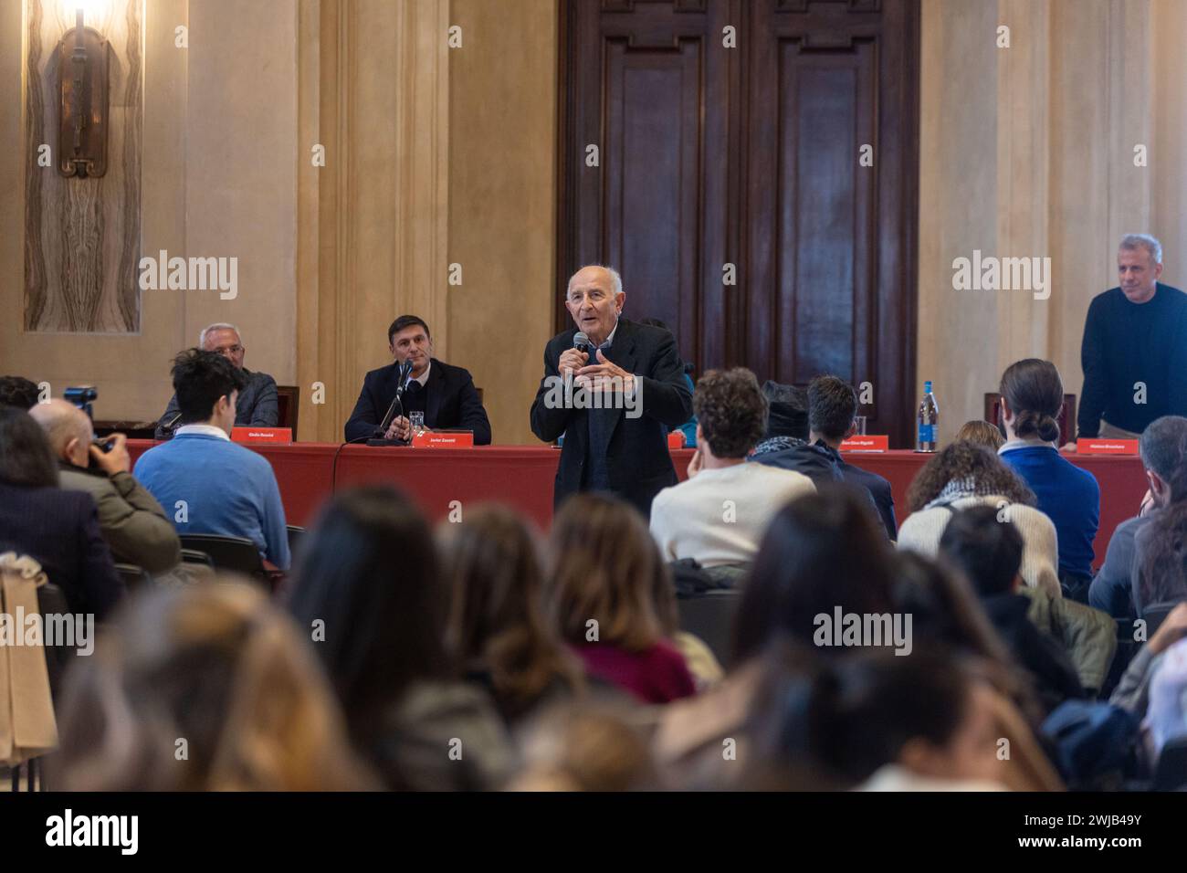 Mailand, Italien. Februar 2024. Foto Stefano Porta/LaPresse14-02-2024 Milano, Italia - Cronaca - Conferenza stampa per il progetto "SportZone" con il vicepresidente Inter Javier Zanetti, don Gino Rigoldi, l'assessore allo Sport del Comune di Milano Martina Riva a Palazzo Marino Nella foto: Don Gino Rigoldi 14. Februar 2024 Mailand, Italien - Nachrichten - Pressekonferenz für das Projekt "SportZone" mit Inter-Vizepräsident Javier Zanetti, Don Gino Rigoldi, Sportrat der Gemeinde Mailand Martina Riva im Palazzo Marino Credit: LaPresse/Alamy Live News Stockfoto