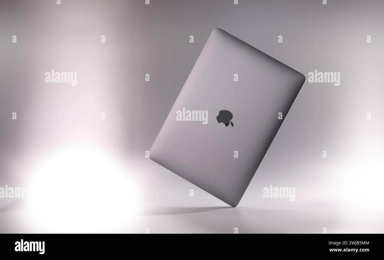 TIFLIS, GEORGIEN, 6. DEZEMBER 2024: Neuer digitaler Laptop Apple MacBook Air auf grauem Hintergrund Stockfoto