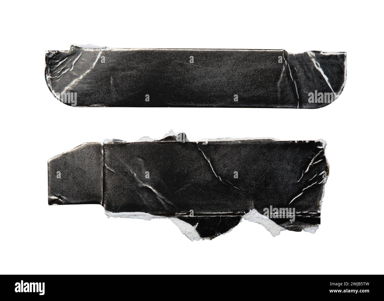 Zerrissene schwarze Papierverpackung auf weißem Hintergrund mit Beschneidungspfad Stockfoto