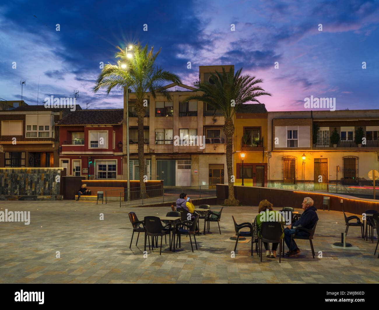 San Miguel de Salinas – an einem Januarabend genießen die Menschen einen Drink auf dem malerischen Platz an der Plaza la Libertad, San Miguel de Salinas, von dem aus man übersehen kann Stockfoto
