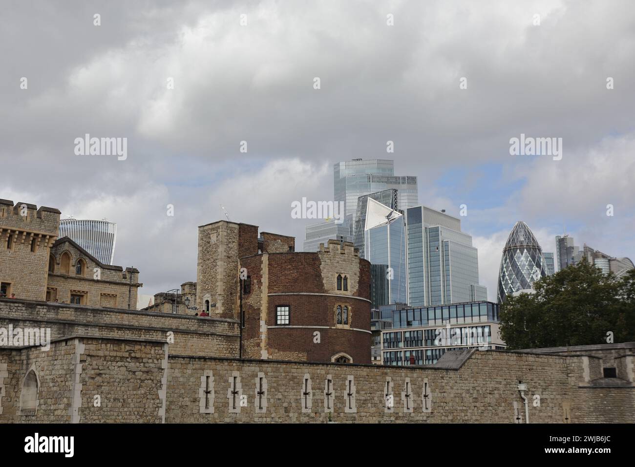 Der historische Tower of London und andere moderne Gebäude am Nordufer der Themse, London, Großbritannien. Stockfoto