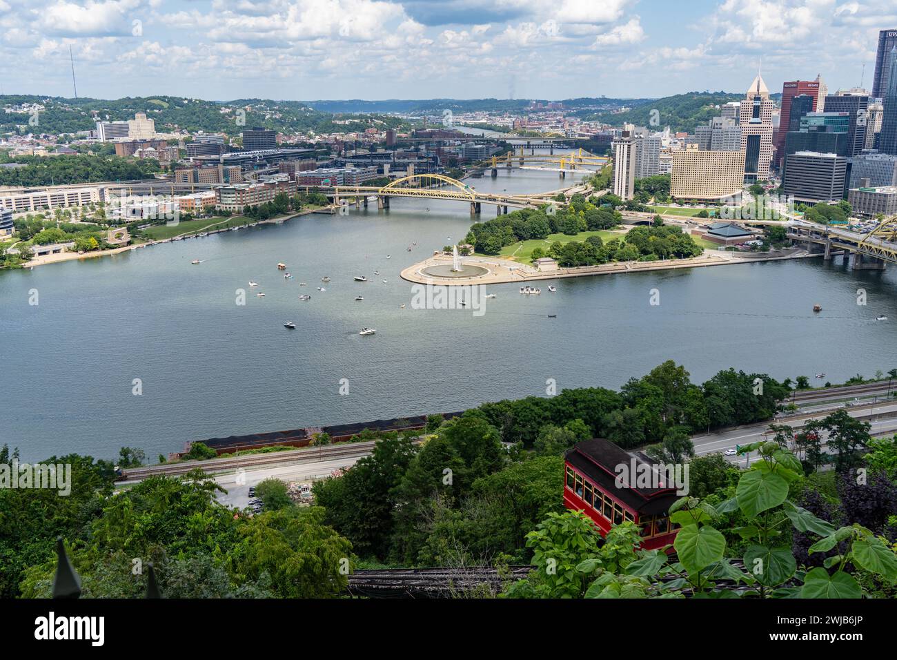 Pittsburgh, Pennsylvania - 22. Juli 2023: Boote versammeln sich an einem warmen Sommertag um den Punkt in der Innenstadt von Pittsburgh Stockfoto