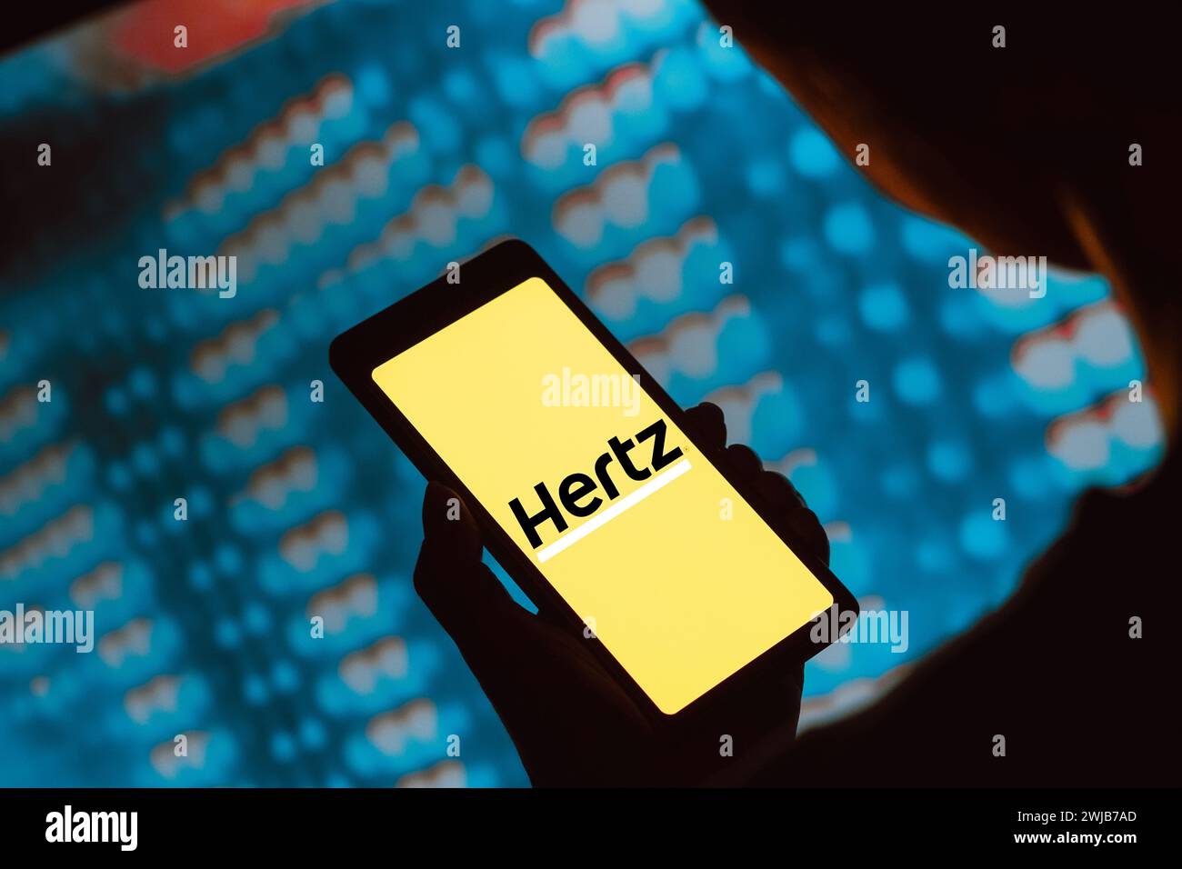 In dieser Abbildung wird das Logo von Hertz Global Holdings, Inc. Auf einem Smartphone-Bildschirm angezeigt. Stockfoto
