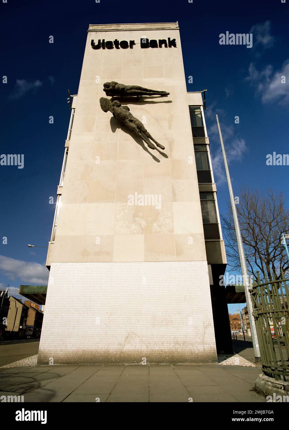 Die Statuen von Dame Elizabeth Franks Airborne Men im Ulster Bank-Gebäude in Belfast, Nordirland Stockfoto