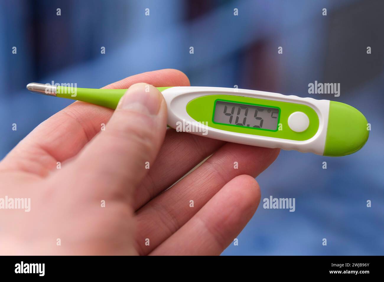 Hand mit klinischem Thermometer Stockfoto