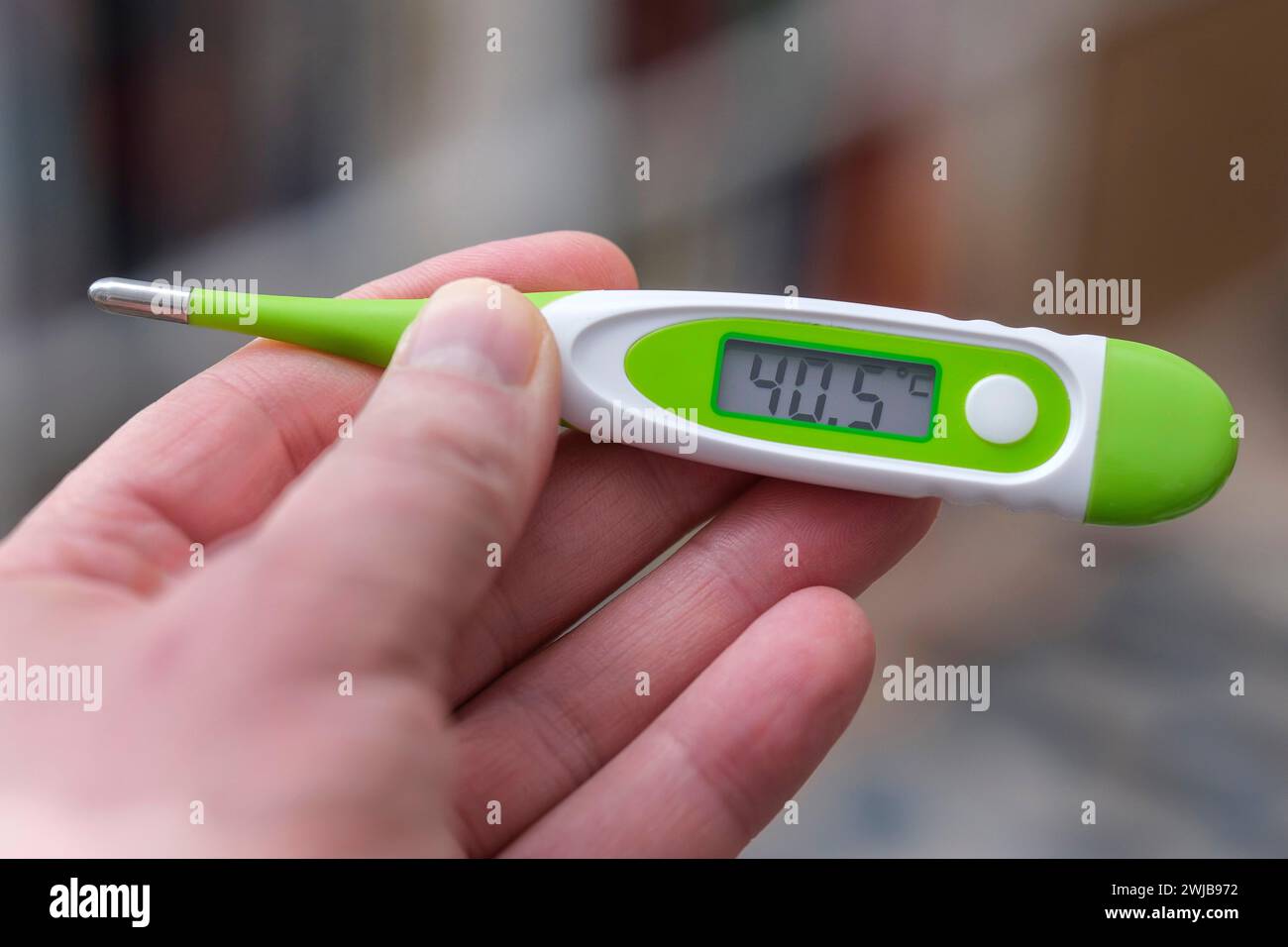 Hand mit klinischem Thermometer Stockfoto