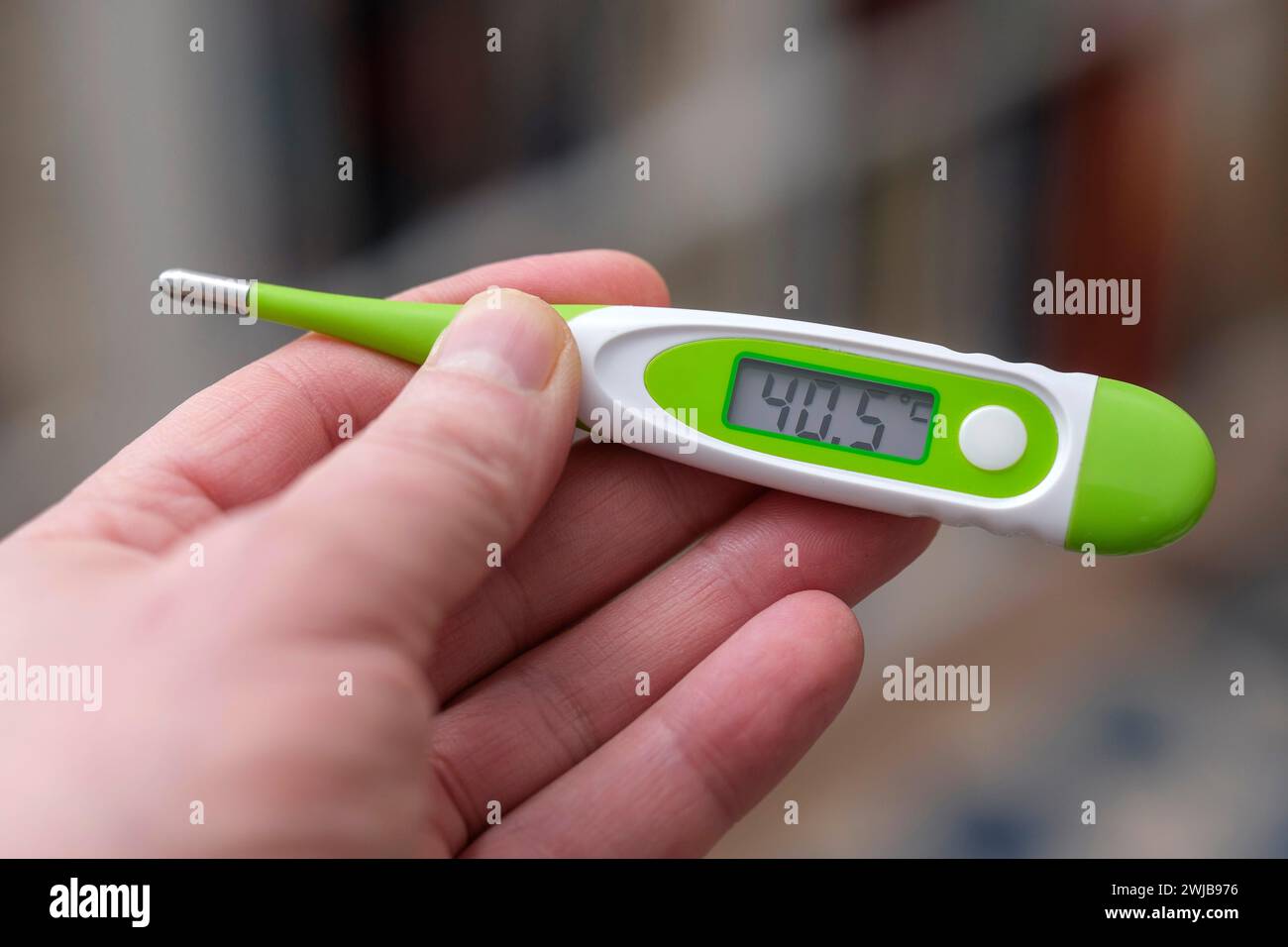 Hand mit klinischem Thermometer Stockfoto