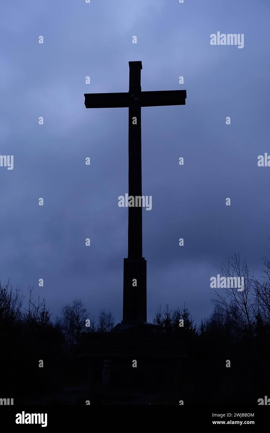 Gipfelkreuz in dunkler Atmosphäre eines bevorstehenden Gewitters, schlechtes Wetter. Schiebergkreuz in Balve, Sauerland, Deutschland, Europa. Stockfoto