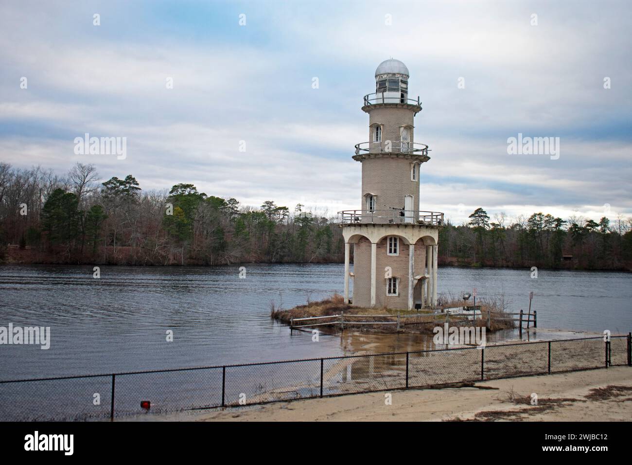 Der Leuchtturm in Lake Lenape, New Jersey, liegt an einem teilweise bewölkten Wintertag in relativ ruhigem Wasser und wartet auf dringend notwendige Reparaturen. -01 Stockfoto