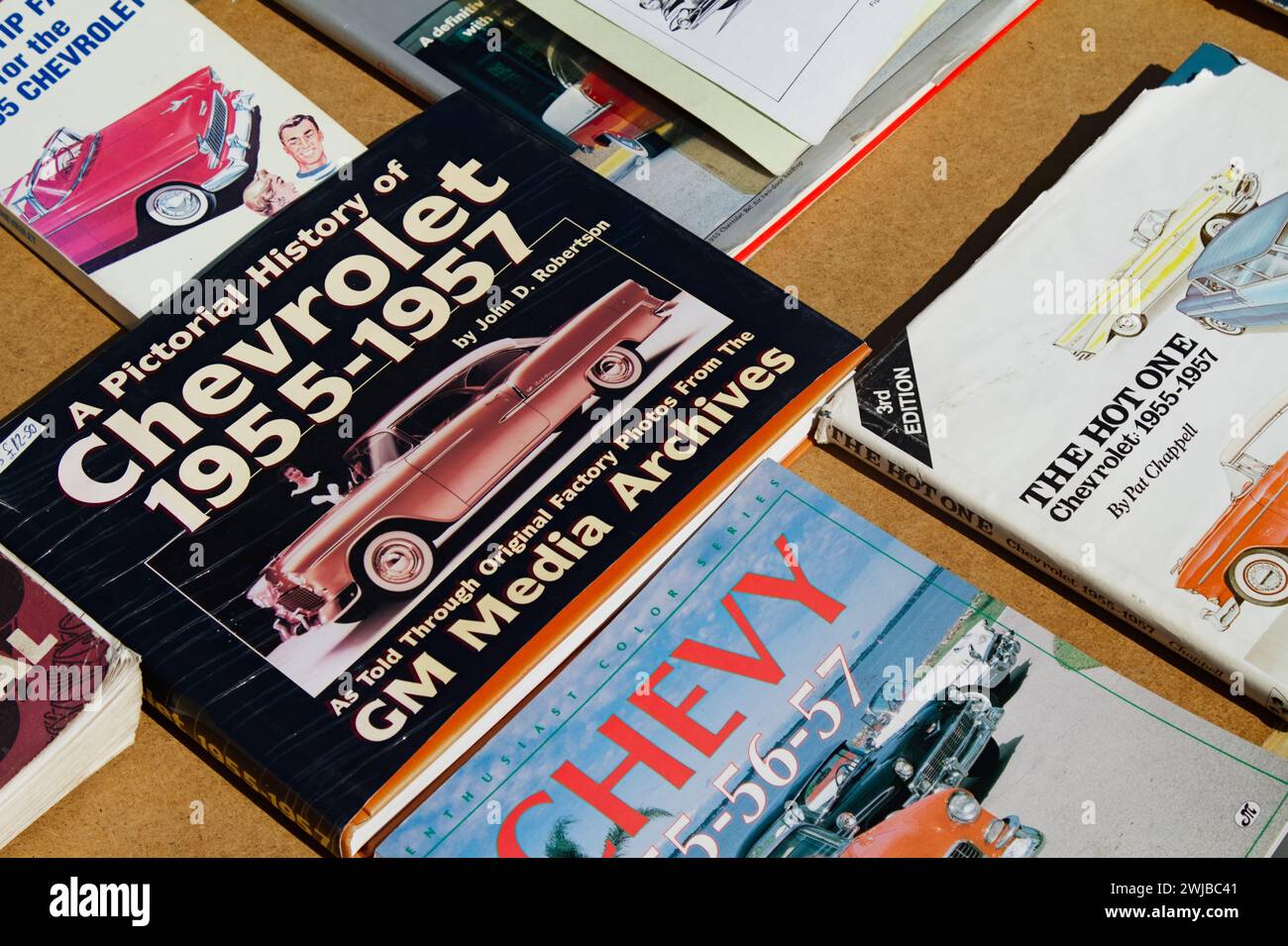 Sammlung von Büchern zum Verkauf über die Geschichte DER Chevrolet Automobile in den 1950er Jahren, großbritannien Stockfoto
