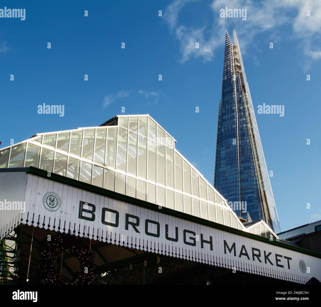 Schild und Eintritt zum Glasdach Borough Food and Products Market mit The Shard im Hintergrund, London UK Stockfoto