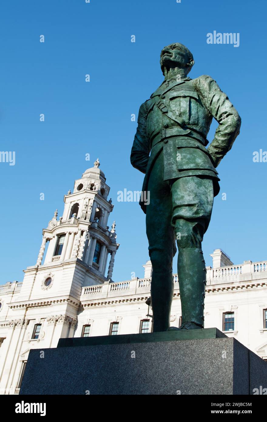 Lebensgroße Bronzestatue von Jan Smuts in Feldmarschall Militäruniform auf Einem Granitsockel von Jacob Epstein auf der Nordseite des Parlamentsplatzes, Stockfoto