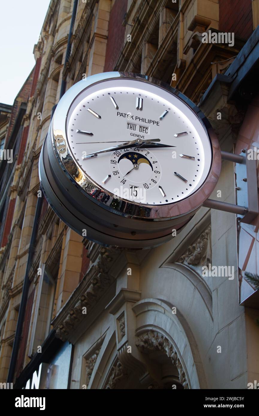 Die Form Einer Uhr vor dem Uhrenhersteller Patek Phillipe Store in London, Großbritannien, anmelden Stockfoto
