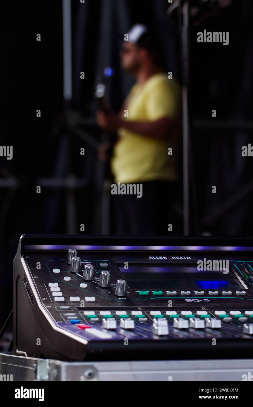 Allen & Heath SQ5 48-Kanal-Digital-Mixer mit Soft Focus und Gitarrenspieler von A Band im Hintergrund, UK Stockfoto