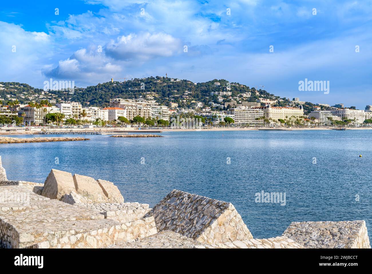 Wunderschönes IGY Vieux-Port de Cannes an der französischen Riviera, Côte d'Azur, Frankreich. Liegeplätze für Boote und Yachten aller Größen. Stockfoto
