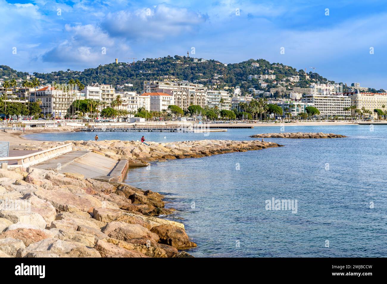 Wunderschönes IGY Vieux-Port de Cannes an der französischen Riviera, Côte d'Azur, Frankreich. Liegeplätze für Boote und Yachten aller Größen. Stockfoto