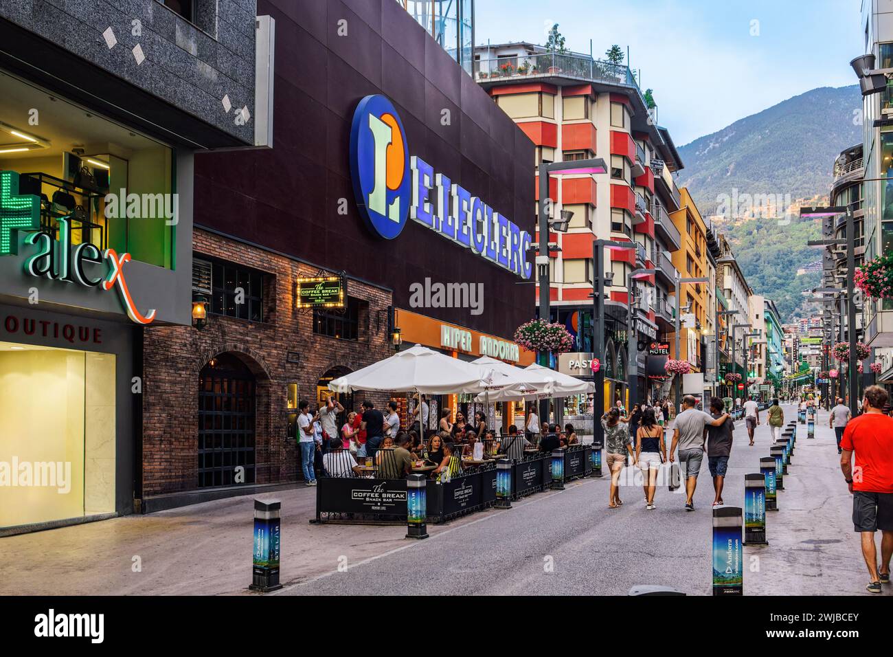 Andorra la Vella Gebäude mit Geschäften und Menschenmenge in der Hauptstadt von Andorra, in den Pyrenäen. Stockfoto