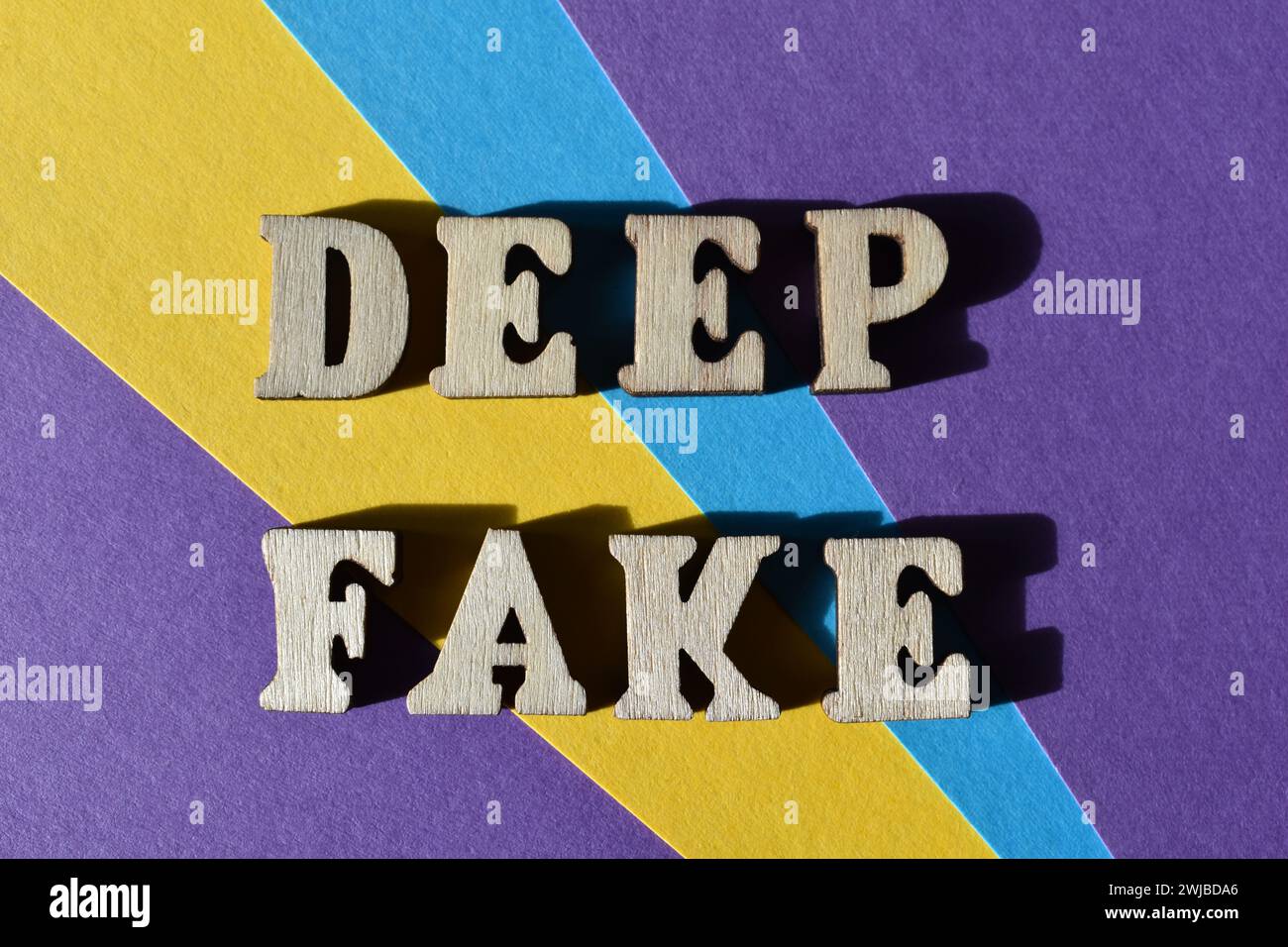 Deep Fake, Wörter in hölzernen Alphabeten isoliert auf Hintergrund Stockfoto
