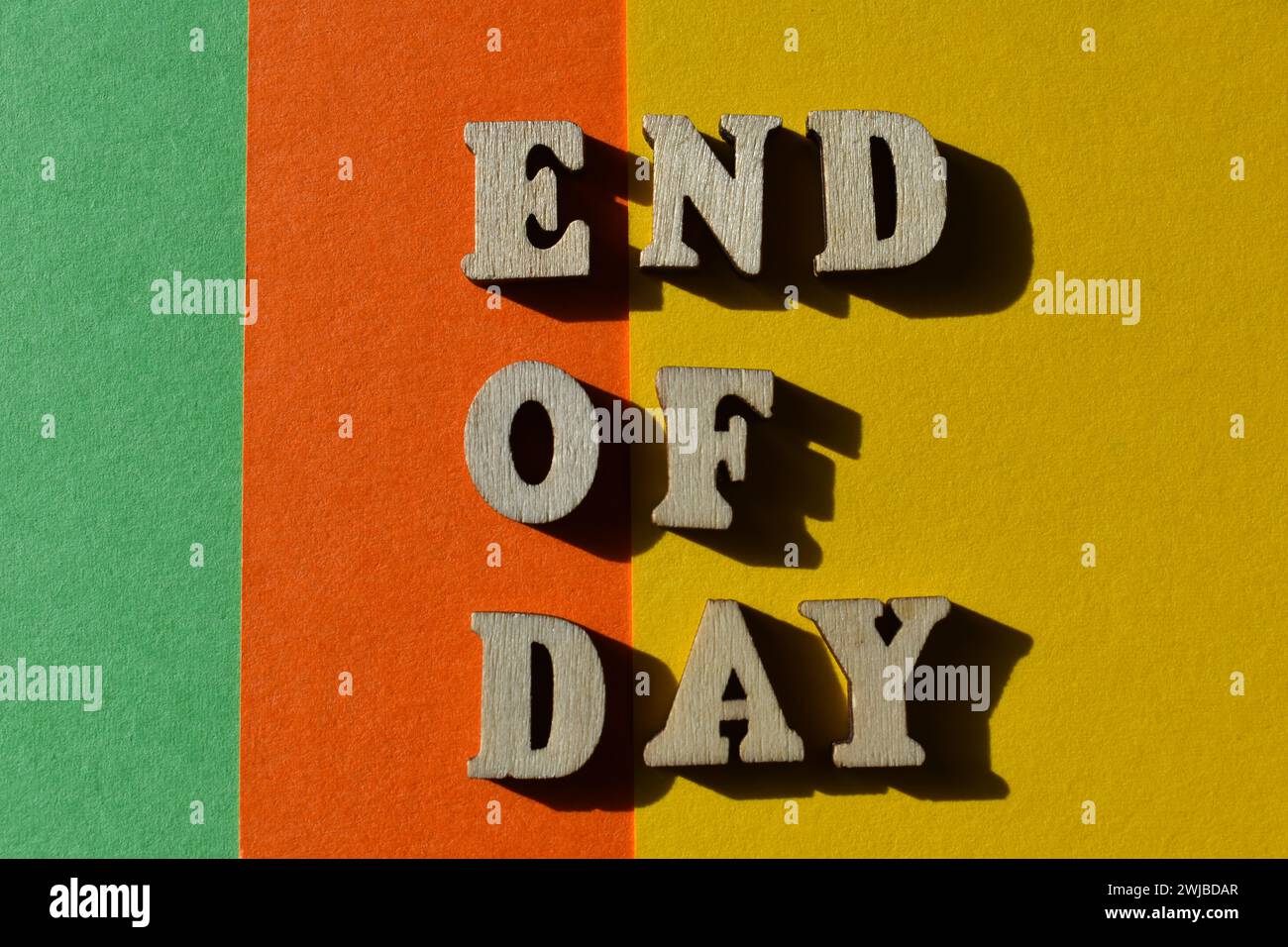 EOD-Akronym für Ende des Tages in Holzbuchstaben isoliert auf Hintergrund als Bannerüberschrift Stockfoto