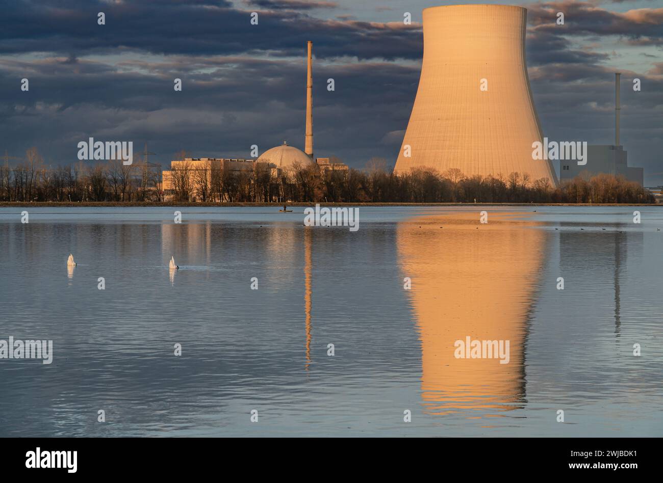 Deutschlands letztes Kernkraftwerk, das abgeschaltet hat. Kernkraftwerk Isar in Bayern. Stockfoto