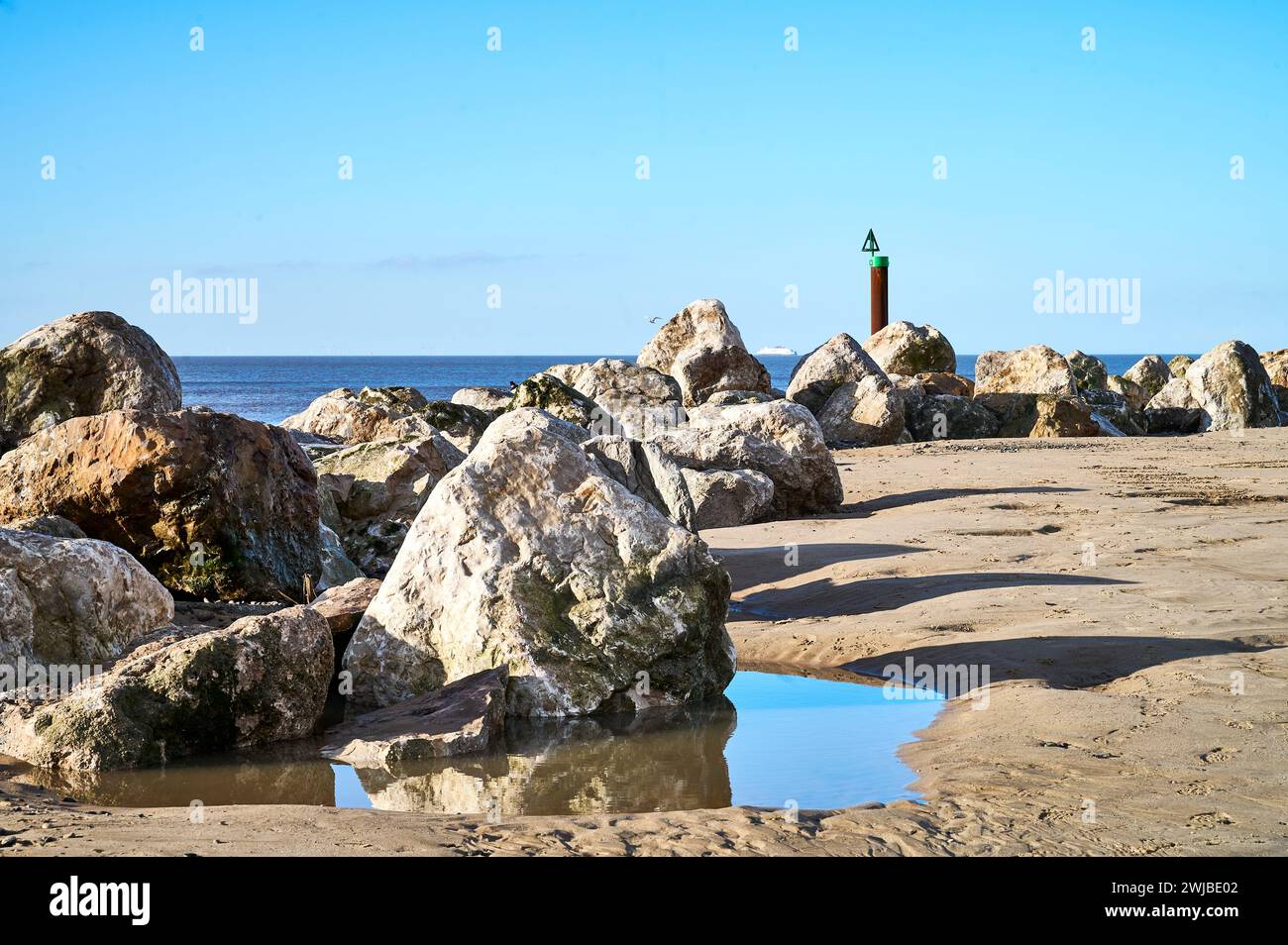 Große Felsen am Strand von Livereys, um bei der Hochwasserabwehr zu helfen Stockfoto