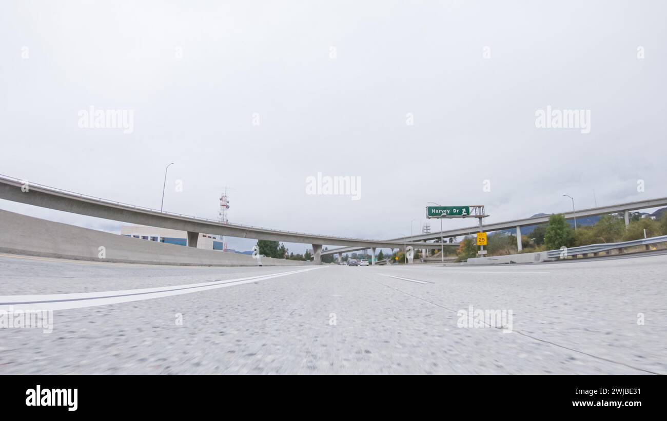 Bewölkter Winter Drive auf dem Highway 134 in der Nähe von Pasadena Stockfoto