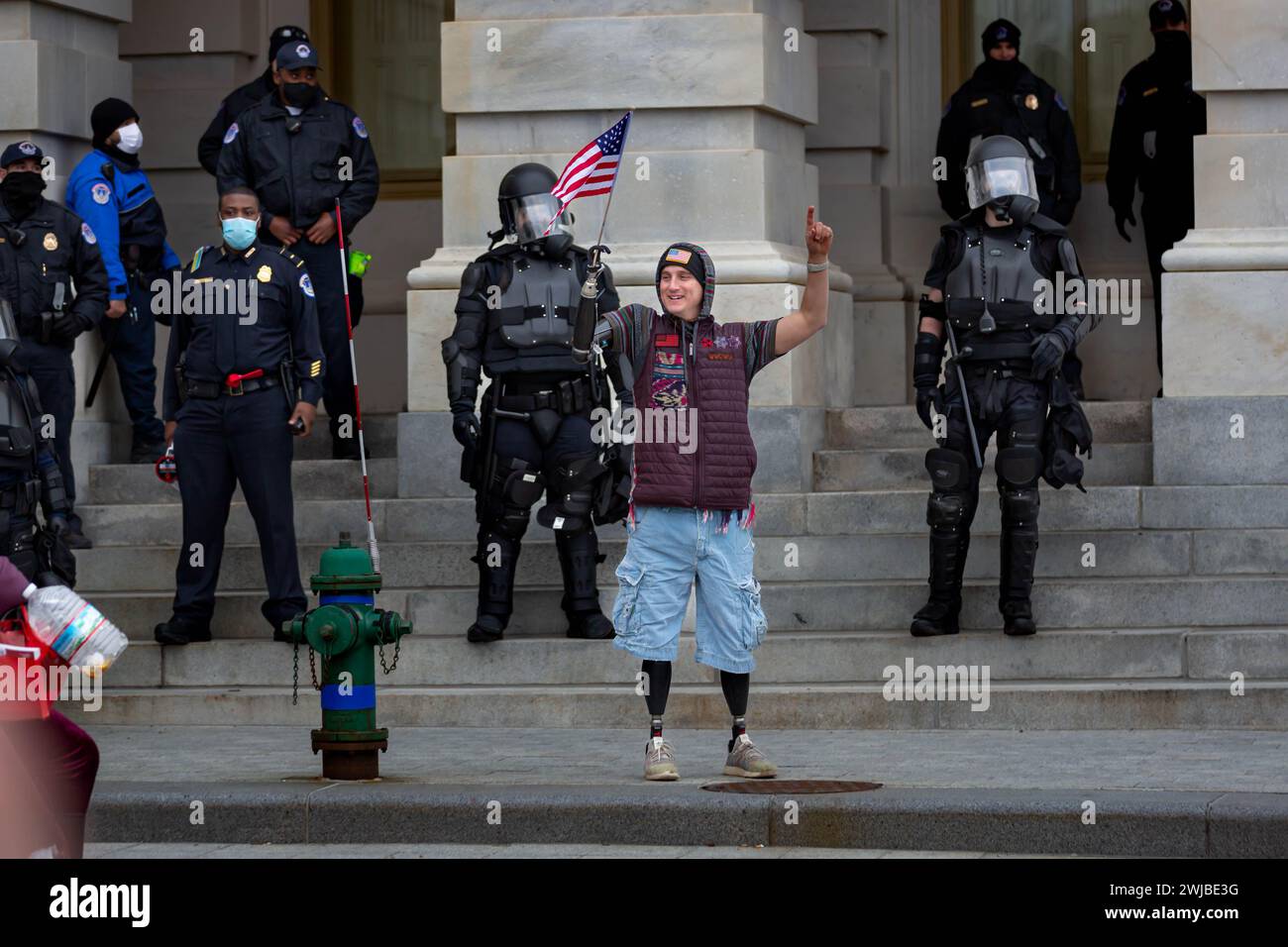 Usa. Januar 2021. Ein kalifornischer Mann, Cameron Charles Clapp, der hier während des Aufstands vom 6. Januar 2021 vor dem Kapitol stand, wurde in Kalifornien verhaftet. Clapp, der als Teenager drei seiner Gliedmaßen verlor, wird wegen seines Eintritts in das US-Kapitol und seiner Rolle bei den 2021 Unruhen in Washington, DC (Foto: Michael Nigro/Pacific Press) angeklagt. Credit: Pacific Press Media Production Corp./Alamy Live News Stockfoto