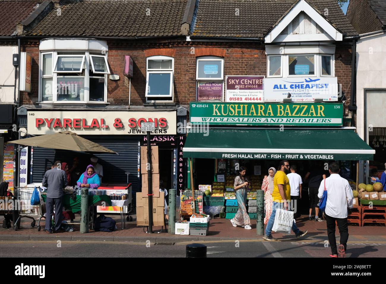 Geschäftige Geschäfte im multikulturellen Bury Park-Viertel von Luton Stockfoto