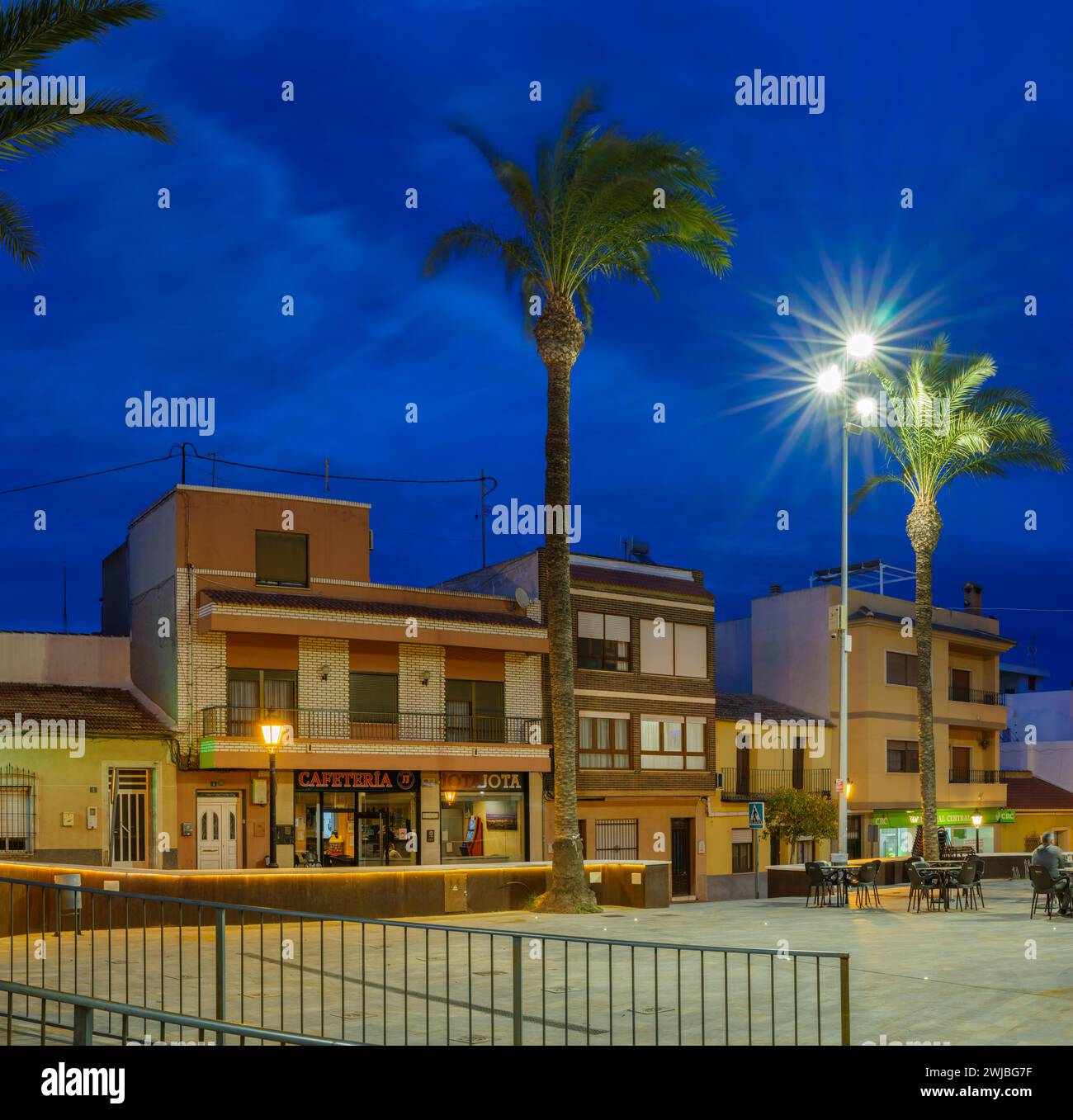 San Miguel de Salinas – an einem Januarabend genießen die Menschen einen Drink auf dem malerischen Platz an der Plaza la Libertad, San Miguel de Salinas, von dem aus man übersehen kann Stockfoto