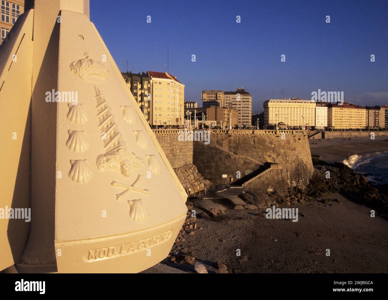 Lampenpfosten und Playa del Orzan in der Abenddämmerung, La Coruna, Galicien, Spanien Stockfoto