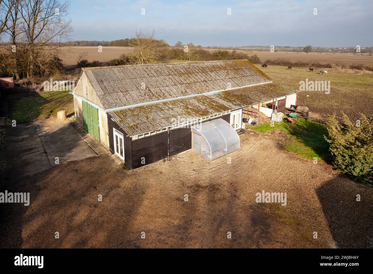Wickhambrook, Suffolk - 21. Januar 2020: Freistehendes Bauernhaus mit Blick auf die Landschaft Stockfoto