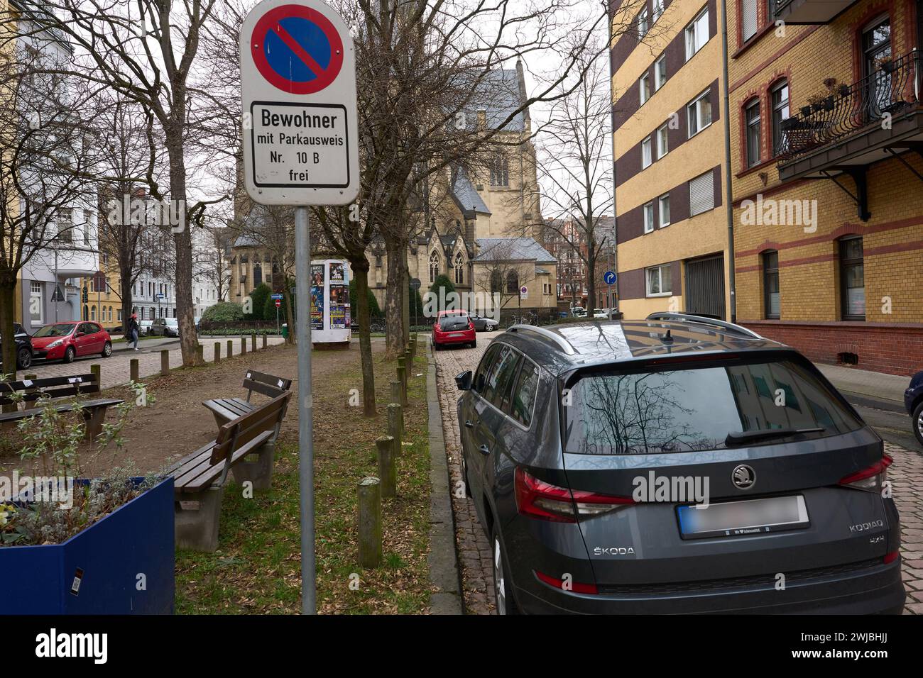 Koblenz, Deutschland. Februar 2024. Autos parken in einer Anwohnerparkzone in Koblenz. Die Gebühr wird nach folgender Formel berechnet: Länge mal Breite mal 45 Cent mal 52 Wochen. In Koblenz gibt es rund 6000 Parkausweise, hauptsächlich in der Innenstadt und in den Nachbarbezirken. Hinweis: Thomas Frey/dpa – ACHTUNG: Das Kennzeichen des Autos wurde aus rechtlichen Gründen pixeliert/dpa/Alamy Live News Stockfoto