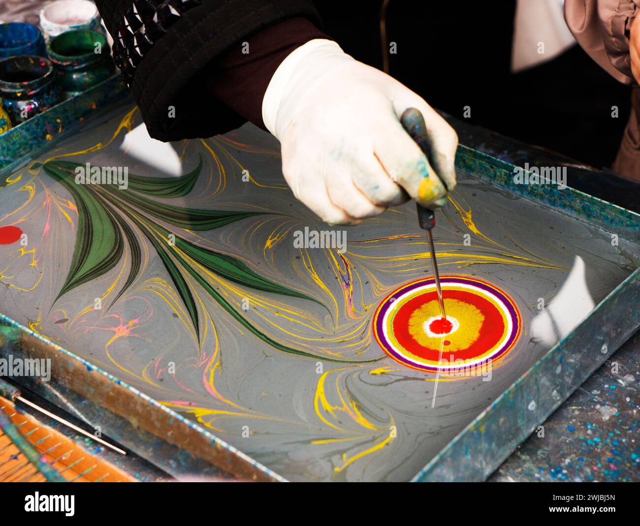 Ebru-Malerei. Verfahren zur Erstellung von Zeichnungen in der ebru-Technik. Zeichnen mit Farbmuster auf Wasser. Traditionelle türkische Kunst Ebru. Hobby und Entspannung Stockfoto