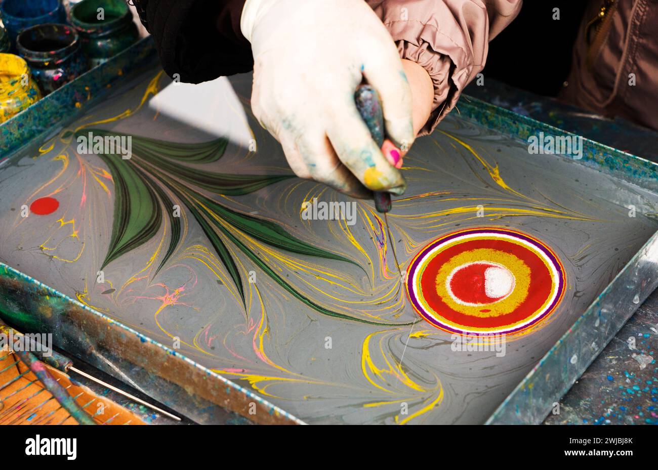 Ebru-Malerei. Verfahren zur Erstellung von Zeichnungen in der ebru-Technik. Zeichnen mit Farbmuster auf Wasser. Traditionelle türkische Kunst Ebru. Hobby und Entspannung Stockfoto