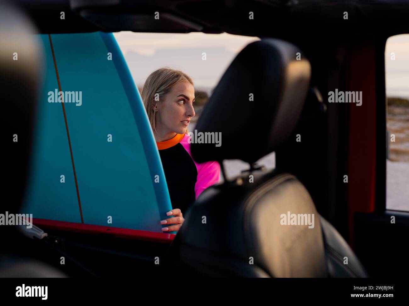 Die junge kaukasische Frau schaut aus einem Auto Stockfoto