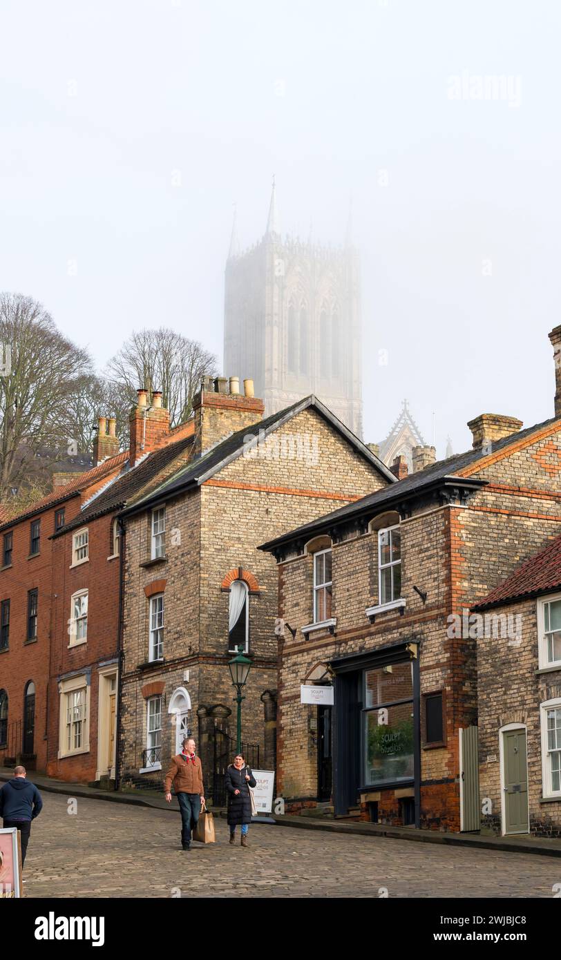 Lincoln Cathedral in Nebel gehüllt, Steilhang Hill, Lincoln City, Lincolnshire, England, UK Stockfoto